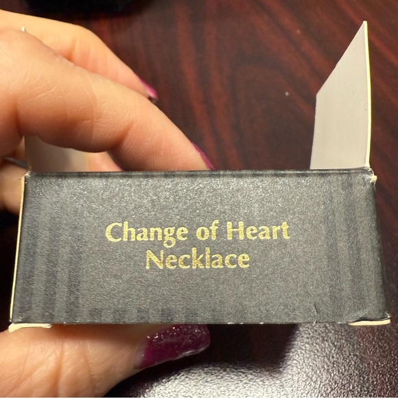 Avon “Change of Heart” Goldtone Heart Pendant Necklace with Delicate Chain NIB - Picture 6 of 8